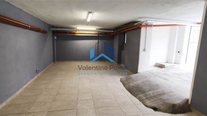 Nichelino - Via La grange - Magazzino-